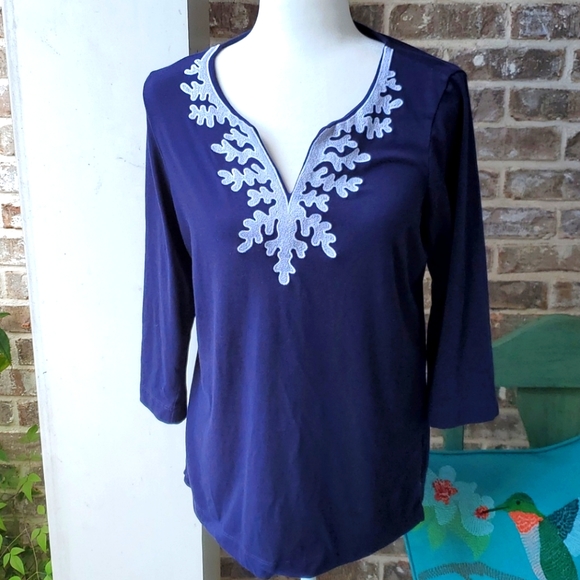 Pappagallo Tops - Pappagallo Navy Blue and White Embroidered Top
